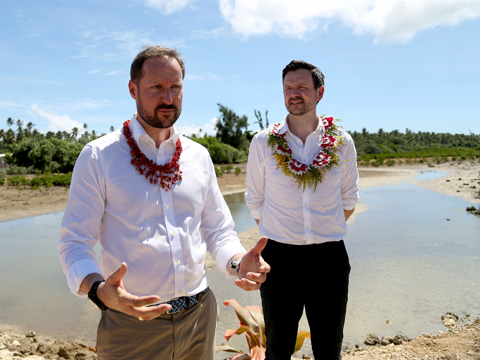 Ruvdnaprinsa Haakon ja ovddidanministtar Dag-Inge Ulstein Ahau Beachas Tongas. Govva: Karen Setten / NTB scanpix